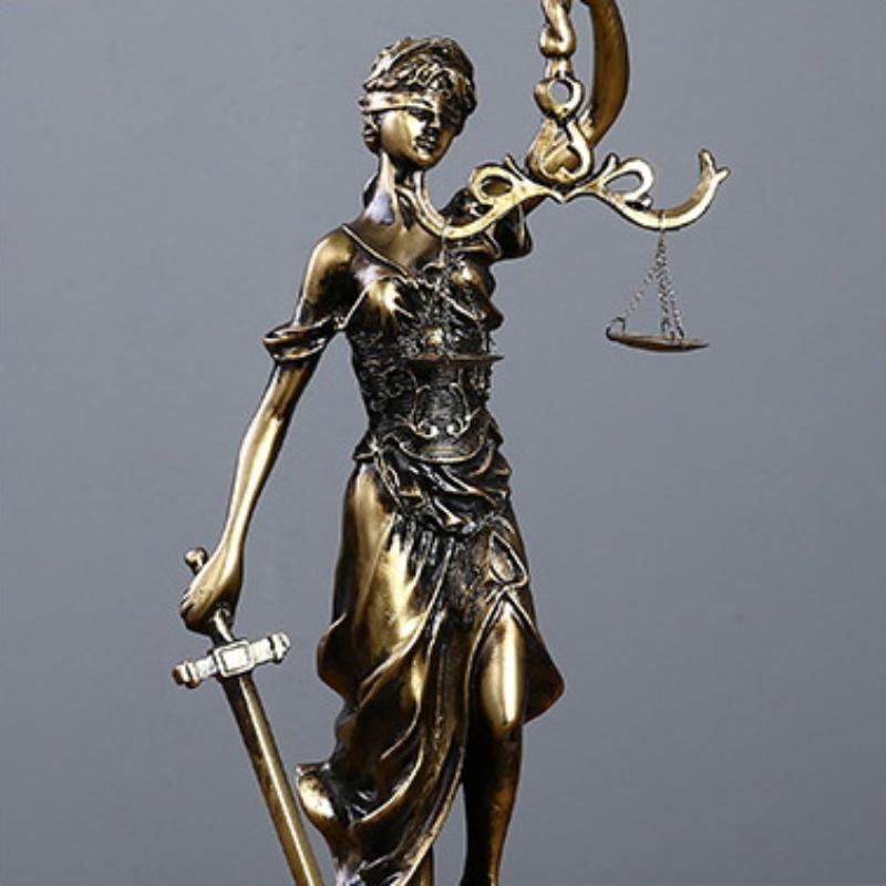 アンティーク真鍮製の正義の女神像、法律をテーマにした装飾、弁 - Model Kit Judge のレビューと価格