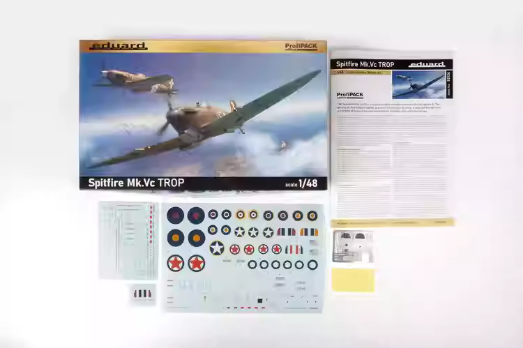 エドゥアード プラスチック組み立て飛行機モデルキット 821 - Model Kit Spitfire のレビューと価格